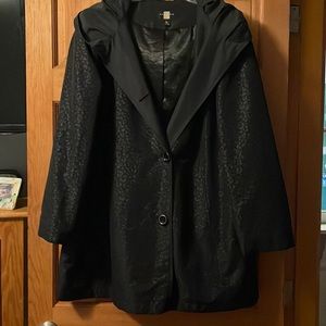 Hooded single, breasted rain jacket.